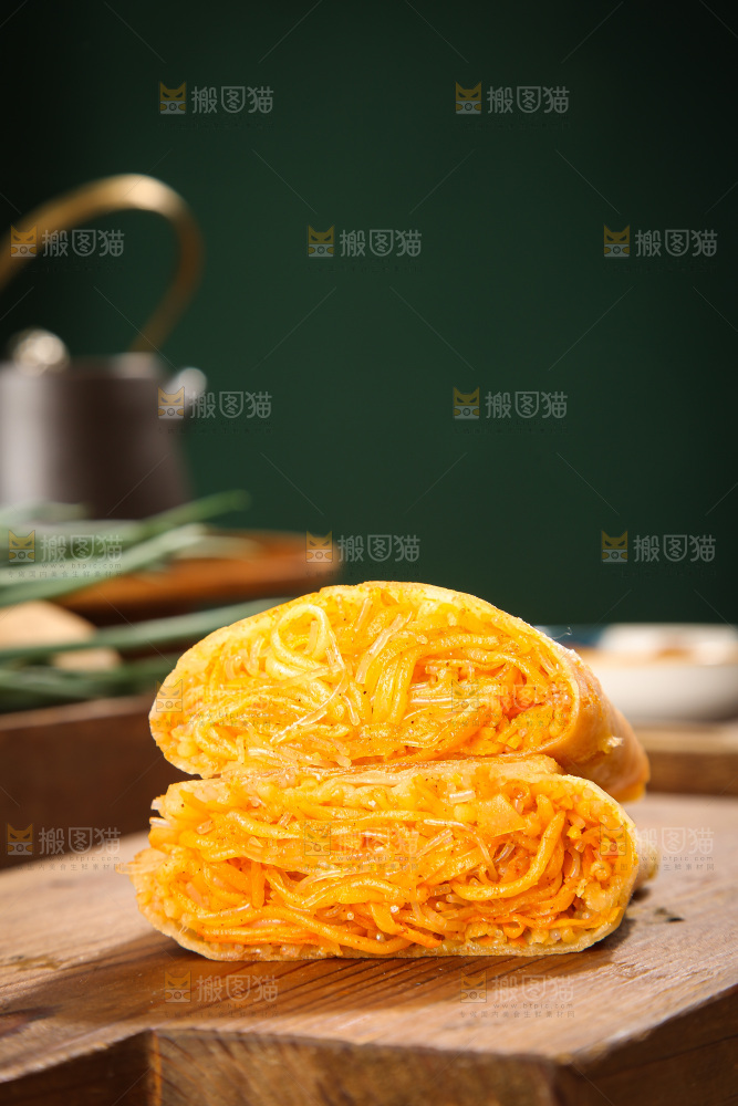 木底上的香辣土豆三丝盒