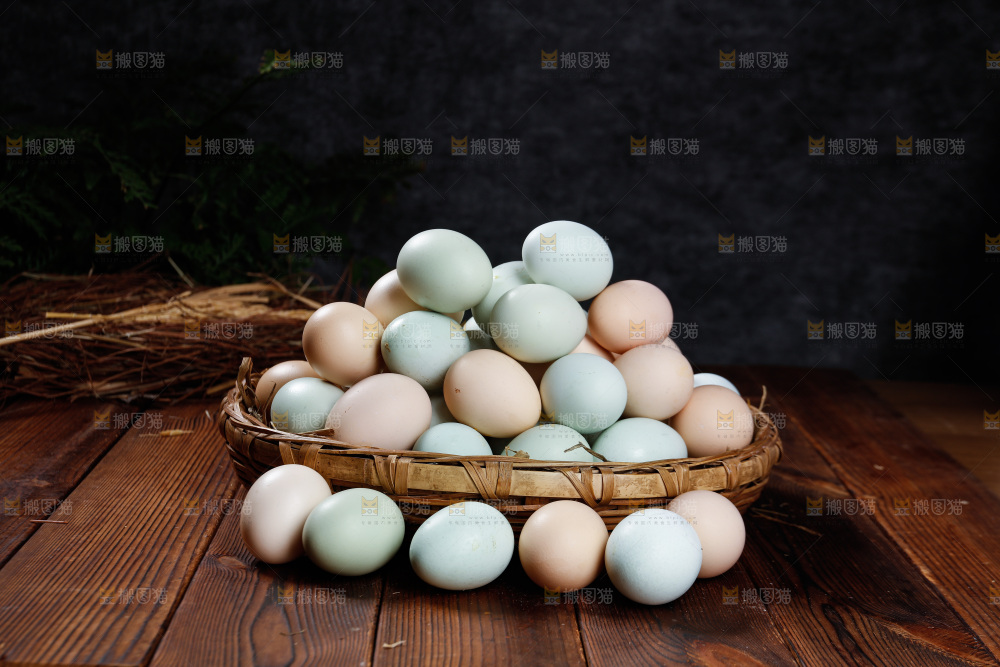 木底上的绿壳鸡蛋
