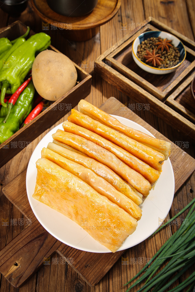 木底上的香辣土豆三丝盒