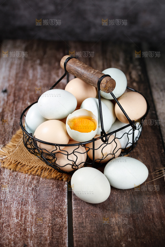 深底上的绿壳鸡蛋