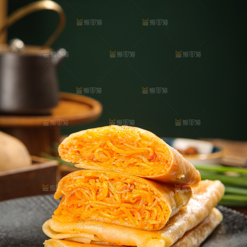木底上的香辣土豆三丝盒