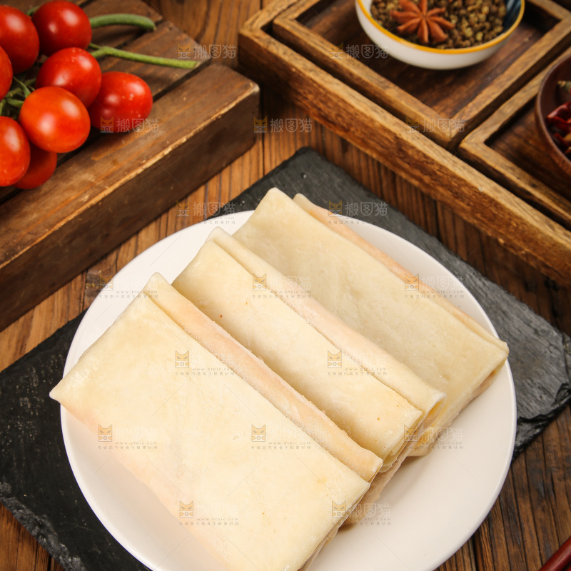 木底上的香辣土豆三丝盒