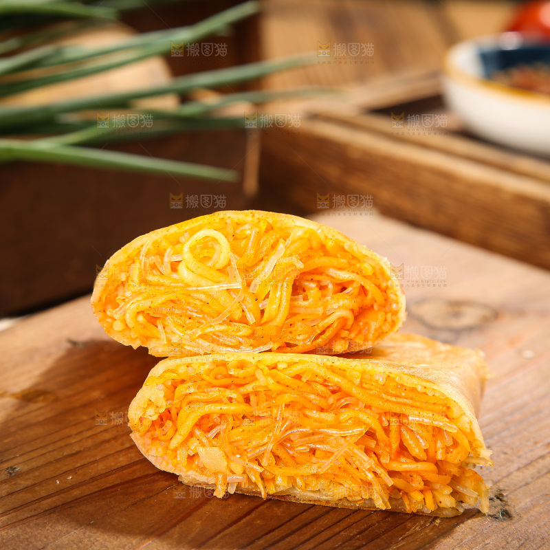 木底上的香辣土豆三丝盒