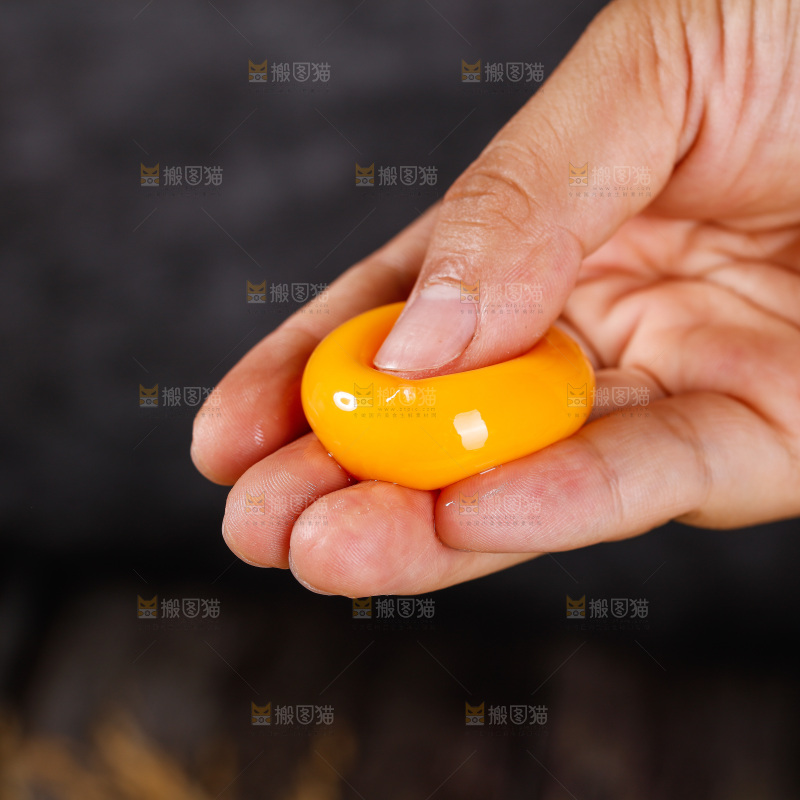 深底上的绿壳鸡蛋