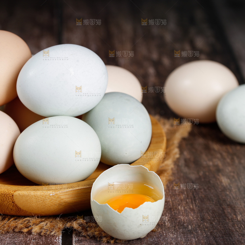 深底上的绿壳鸡蛋