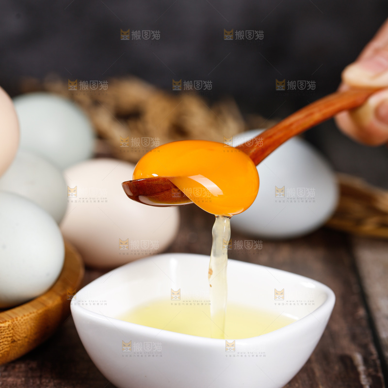 深底上的绿壳鸡蛋