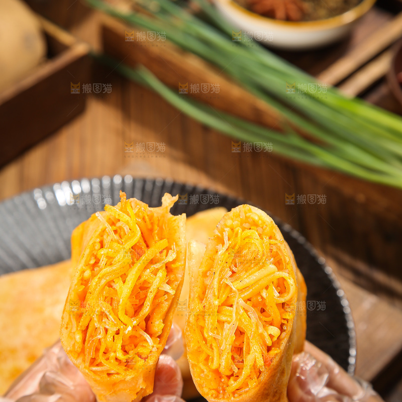 木底上的香辣土豆三丝盒