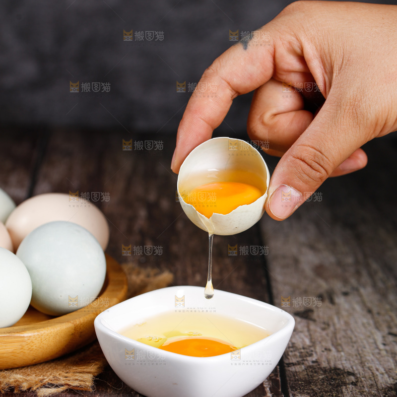 深底上的绿壳鸡蛋