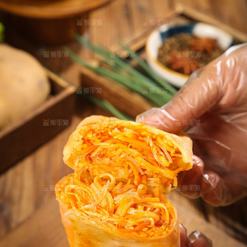 木底上的香辣土豆三丝盒