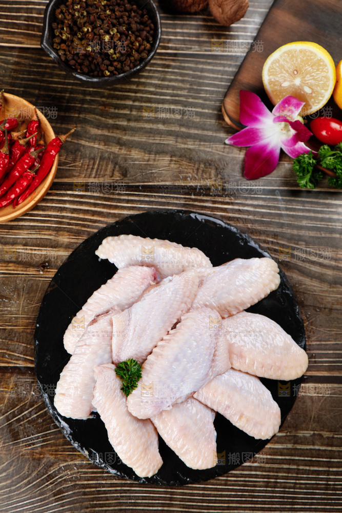 深底上的鸡翅中