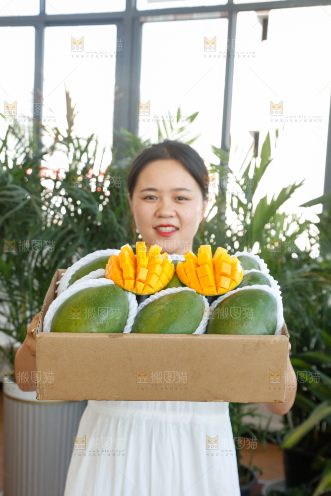 手里拿着一箱凯特芒