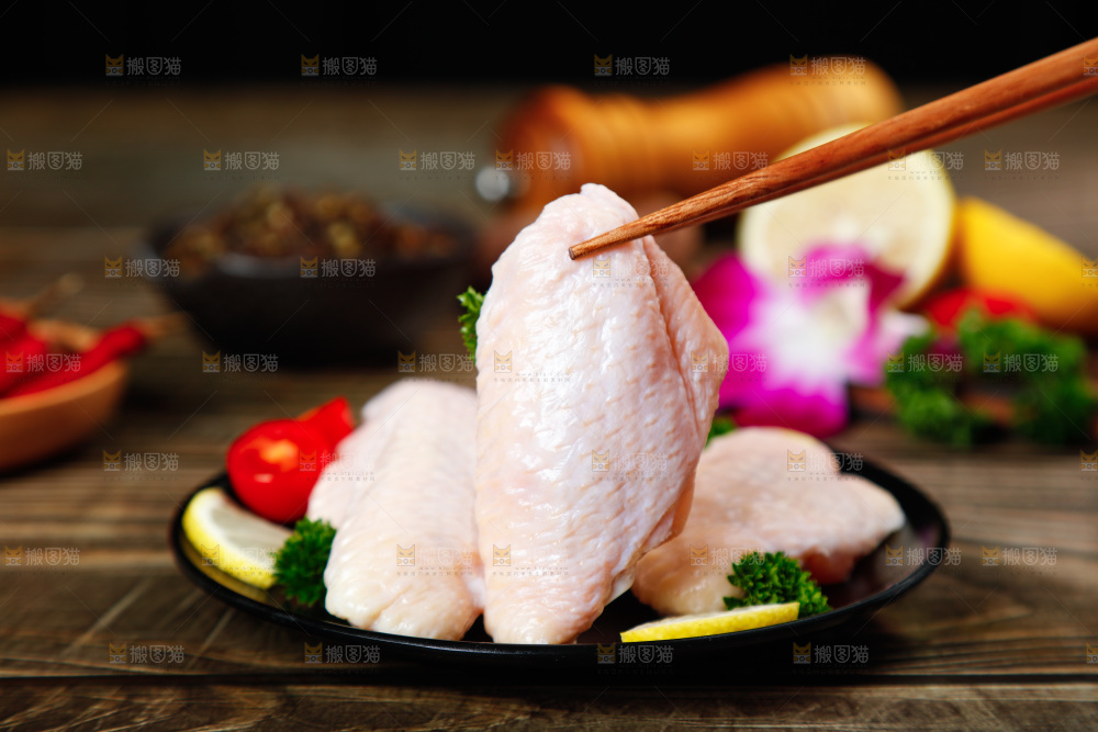 深底上的鸡翅中