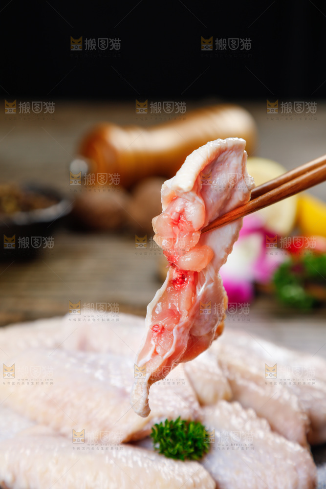 深底上的鸡翅中