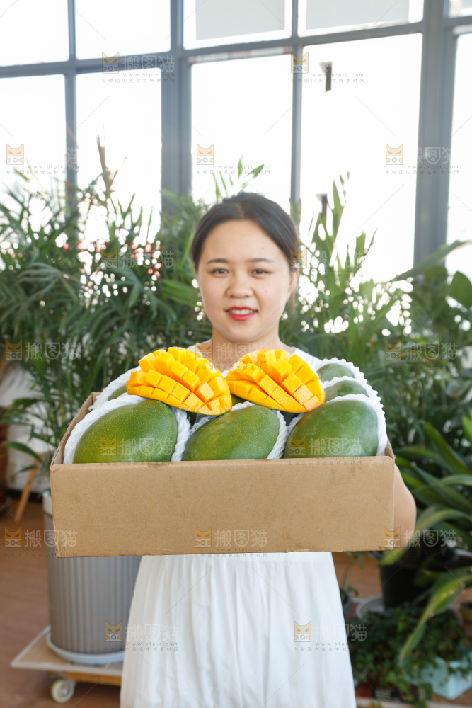 手里拿着一箱凯特芒