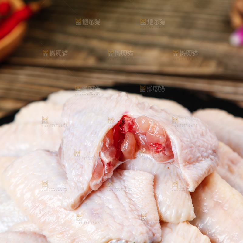 深底上的鸡翅中