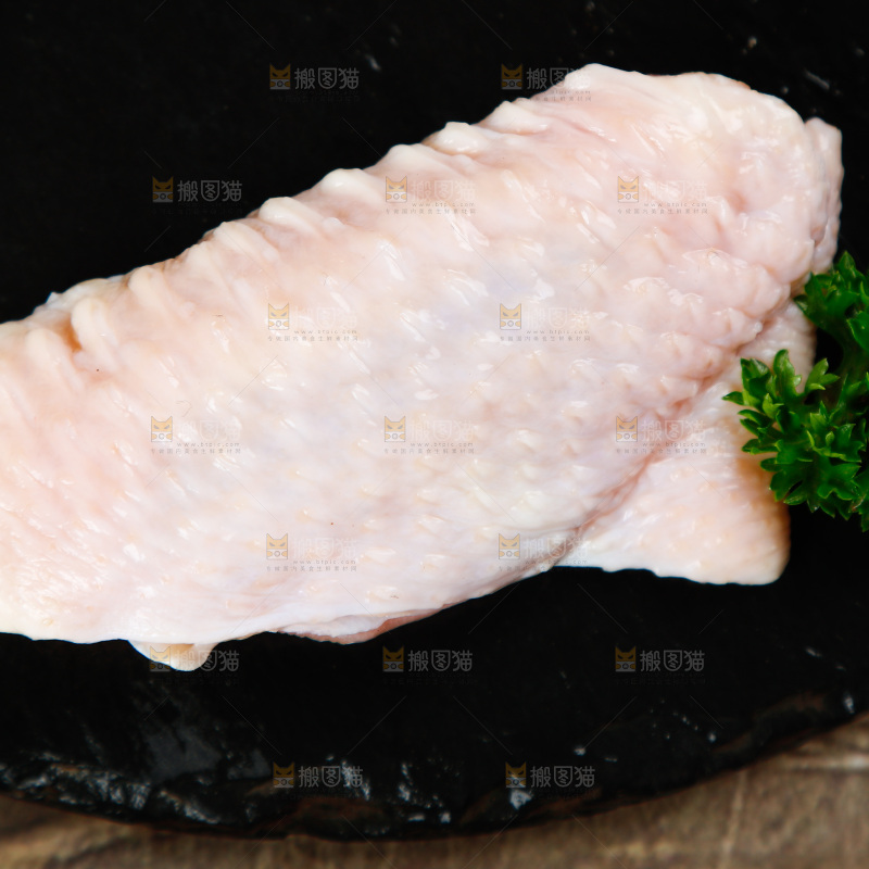 深底上的鸡翅中