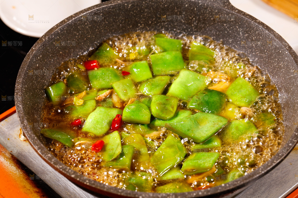 锅里的炒油豆角