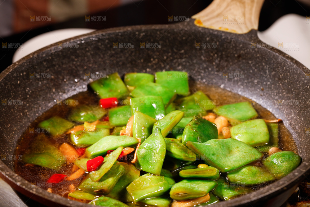 锅里的炒油豆角
