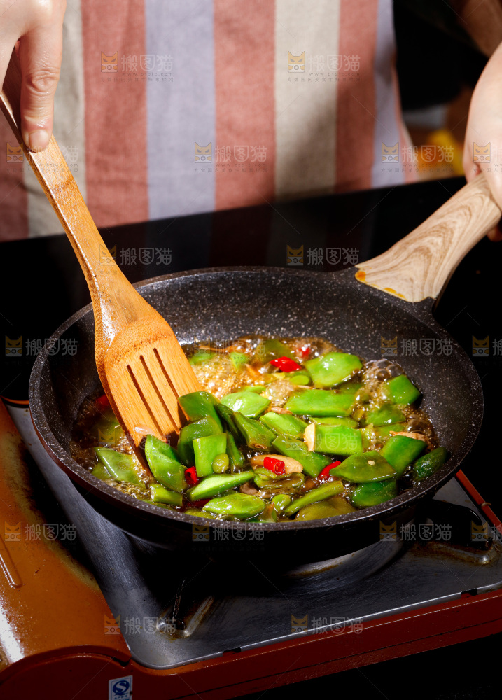 锅里的炒油豆角