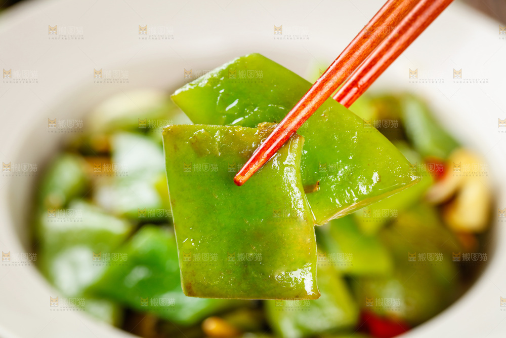 木底上的炒油豆角