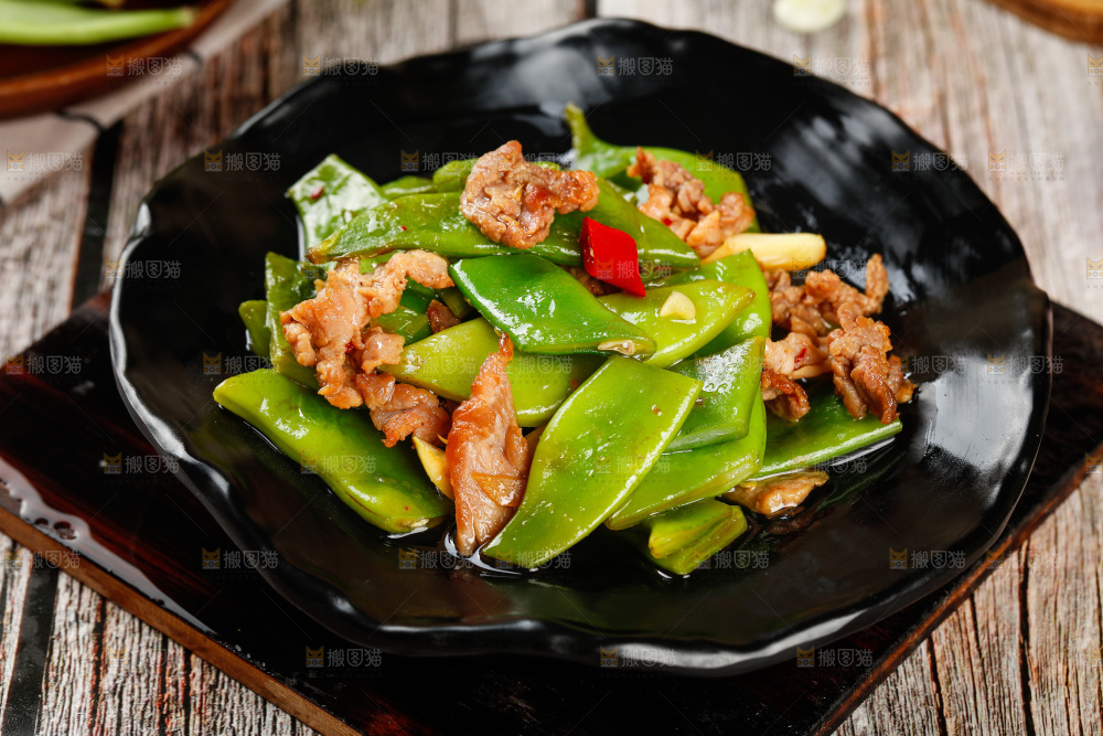 木底上的炒油豆角