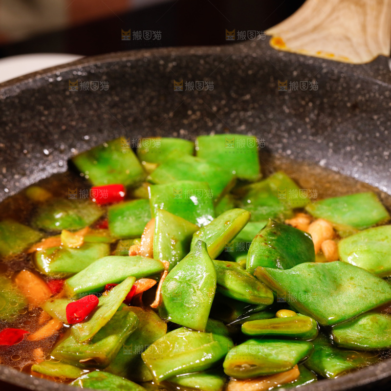 锅里的炒油豆角