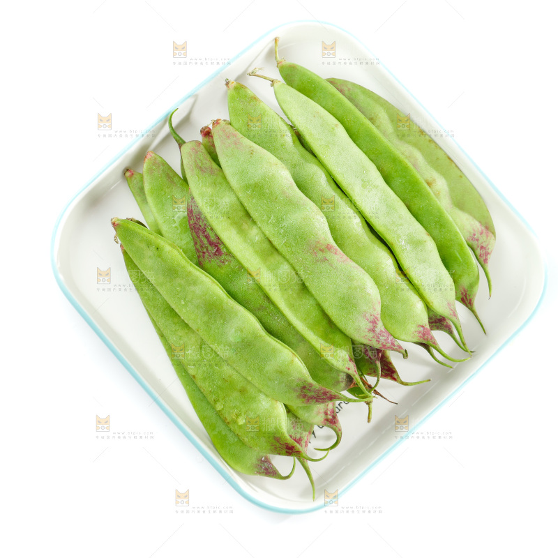 白底上的一点红油豆角