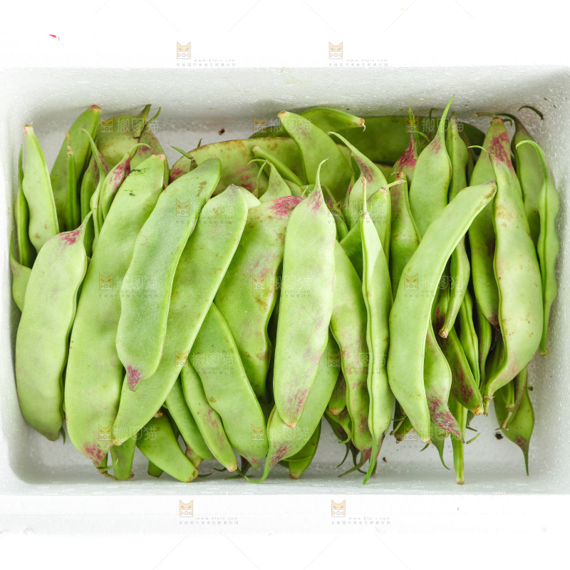 白底上的一点红油豆角