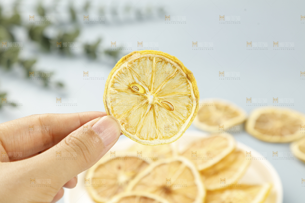 浅底上的干柠檬片