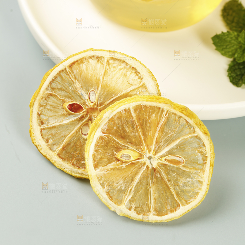 浅底上的干柠檬片