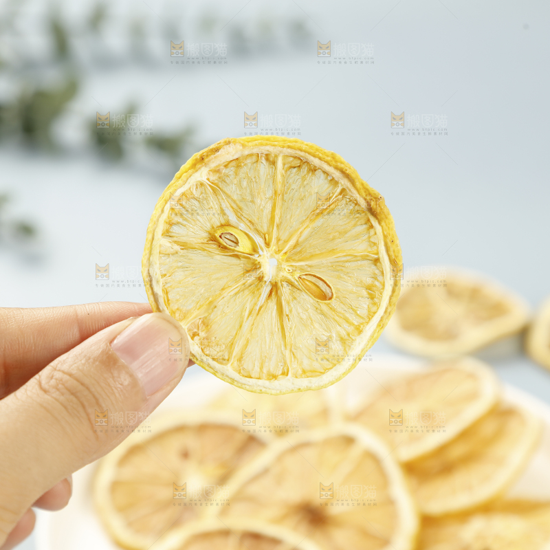 浅底上的干柠檬片