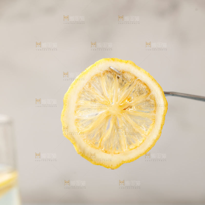 浅底上的干柠檬片
