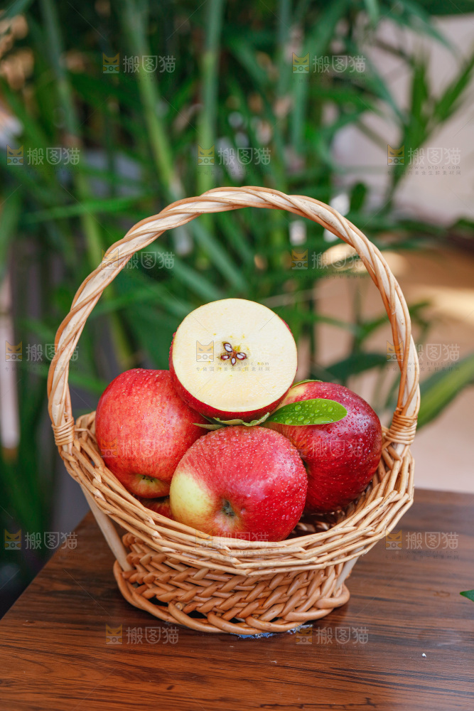 手里拿着红露苹果
