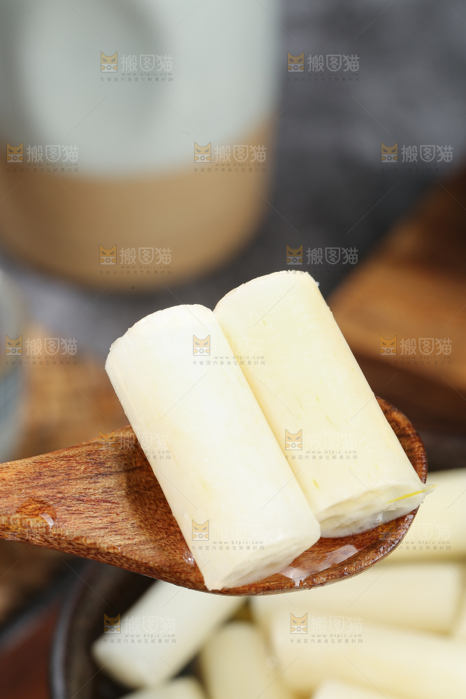 深底上的酸辣藕带