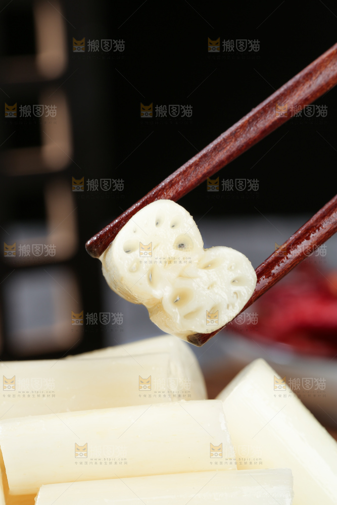 深底上的酸辣藕带