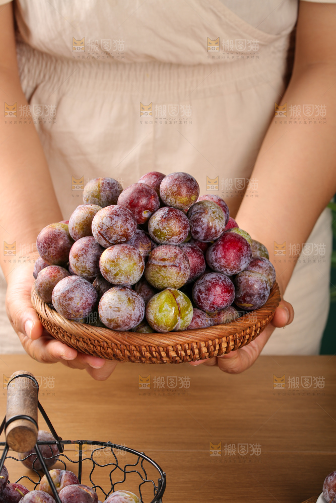 木底上的红脆李