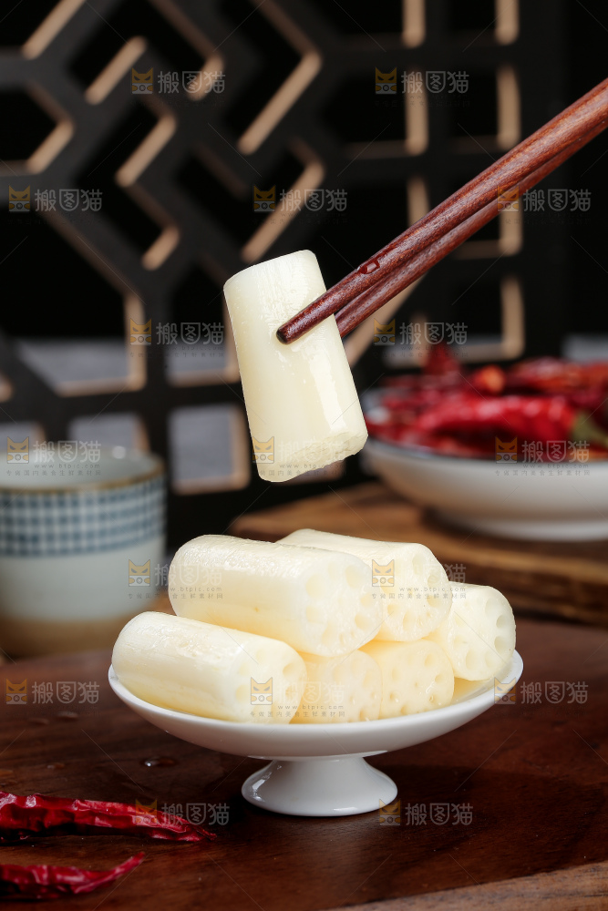 深底上的酸辣藕带