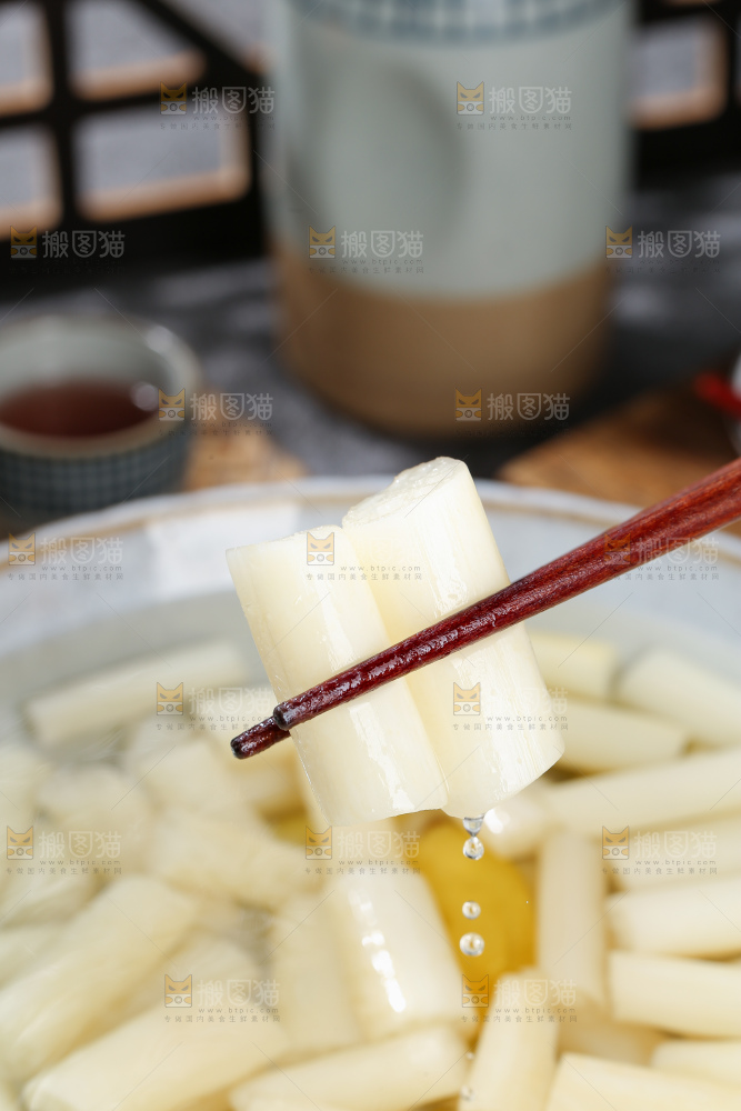 深底上的酸辣藕带