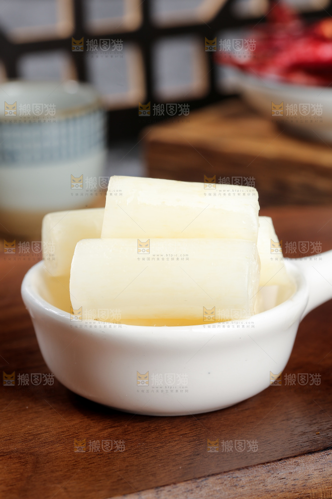 深底上的酸辣藕带