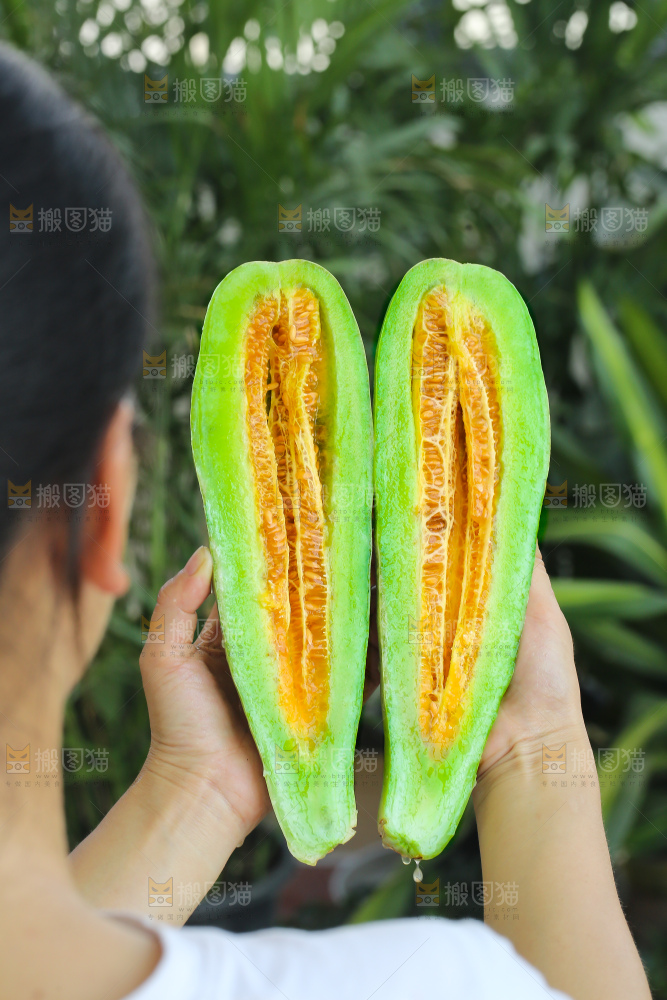 手里拿着羊角蜜甜瓜