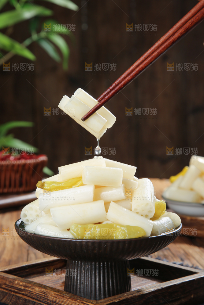 深底上的酸辣藕带