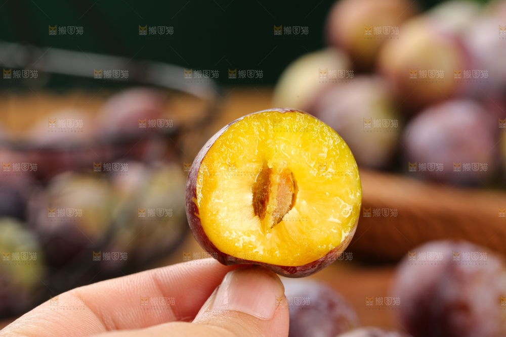木底上的红脆李