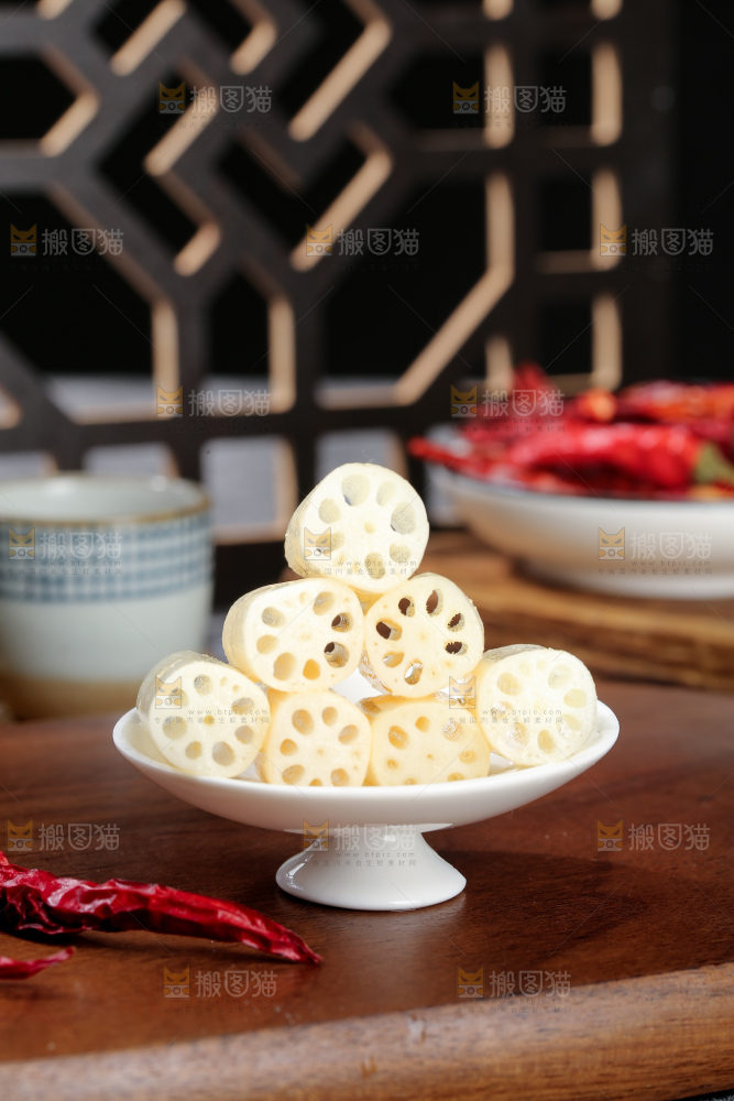 深底上的酸辣藕带