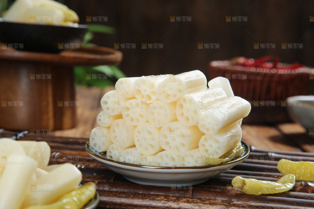 深底上的酸辣藕带