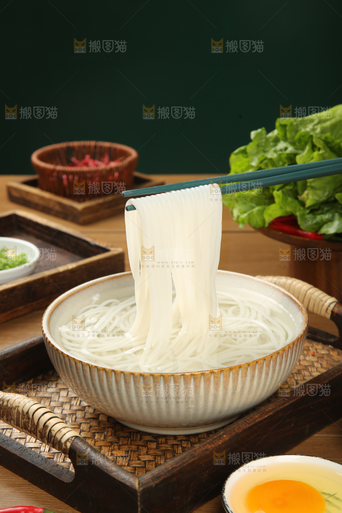 木底上的米粉