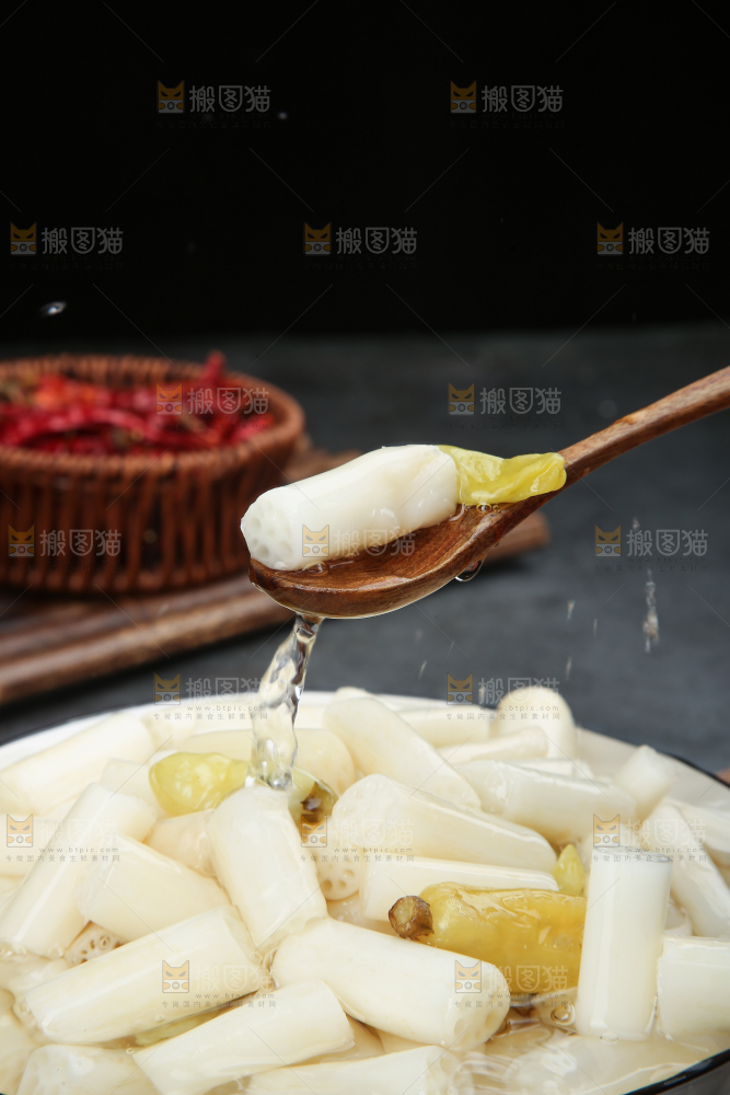 深底上的酸辣藕带