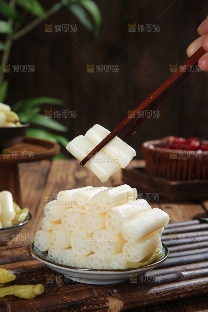 深底上的酸辣藕带