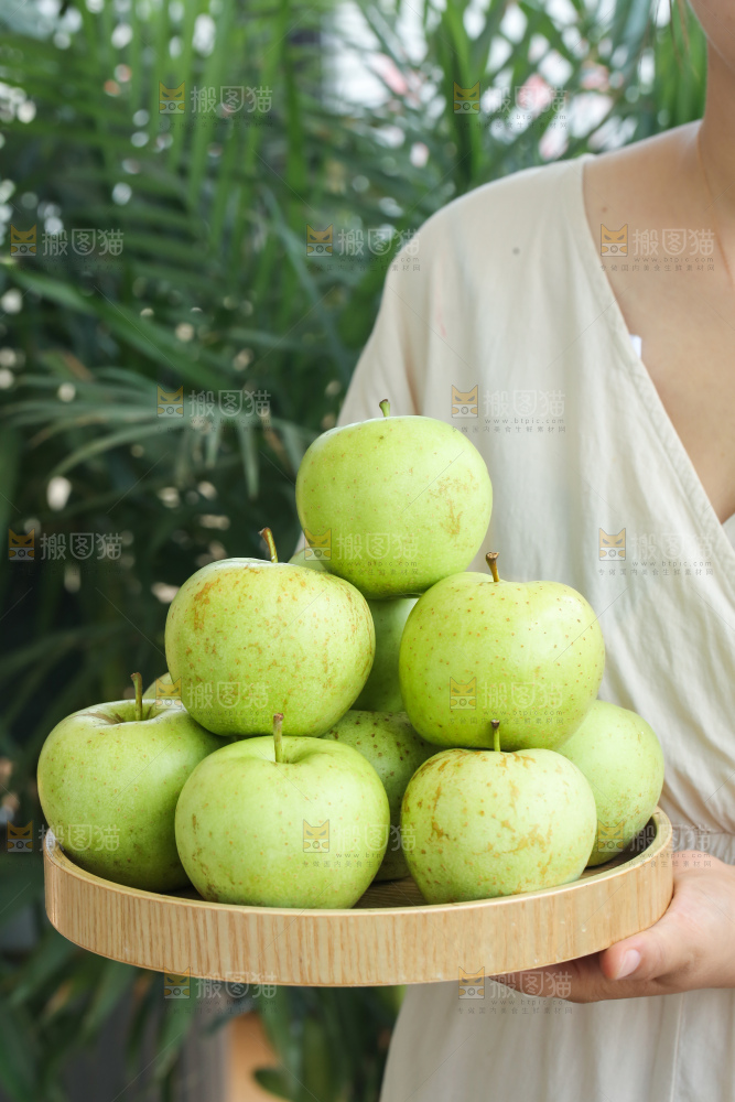 手里拿着金帅青苹果