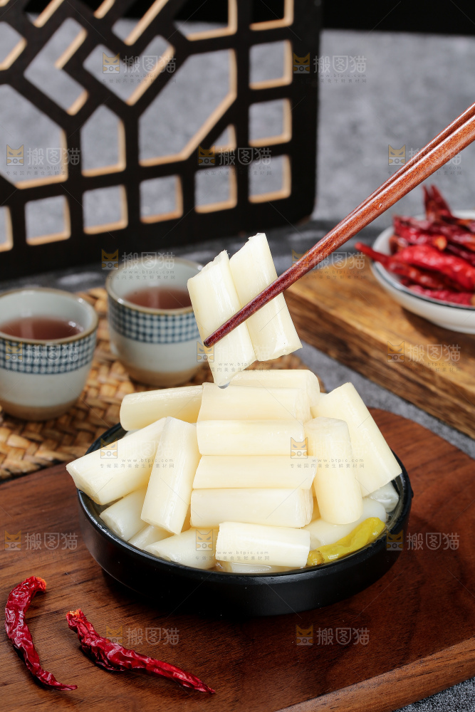深底上的酸辣藕带