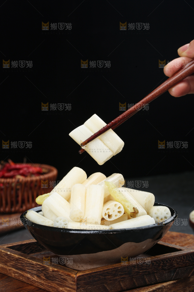 深底上的酸辣藕带